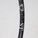 Detalle del perfil asimétrico y logotipo ST Wheels de la llanta de carbono ST XC30 para MTB cross-country — ST Wheels