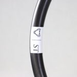 Detalle del perfil de 30 mm de la llanta de carbono ST32 Disc con logotipo ST Wheels — ST Wheels Dime cuándo tengas la siguiente.