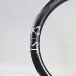 Detalle de la curvatura de la llanta de carbono ST52 Disc de 52 mm con logotipo ST Wheels — ST Wheels