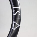 Detalle del logotipo ST Wheels sobre la llanta de carbono ST52 Disc de 52 mm de perfil — ST Wheels