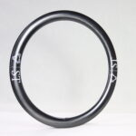 Vista frontal de la llanta de carbono ST52 Disc de 52 mm de perfil aerodinámico para carretera — ST Wheels