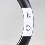 Detalle del logotipo ST Wheels sobre la llanta de carbono ST65 Disc de 65 mm de perfil — ST Wheels