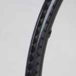 Detalle macro del tejido de fibra de carbono de la llanta ST TRAIL30 para MTB Trail y All Mountain — ST Wheels