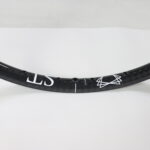 Detalle del logotipo ST Wheels y los orificios para radios de la llanta de carbono ST XC30 para MTB cross-country — ST Wheels
