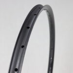Detalle del canal interno de 30 mm y orificios para radios de la llanta de carbono ST XC30 para MTB cross-country — ST Wheels