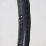 Detalle del acabado brillante en tejido de carbono de la llanta ST XC30 para MTB cross-country — ST Wheels