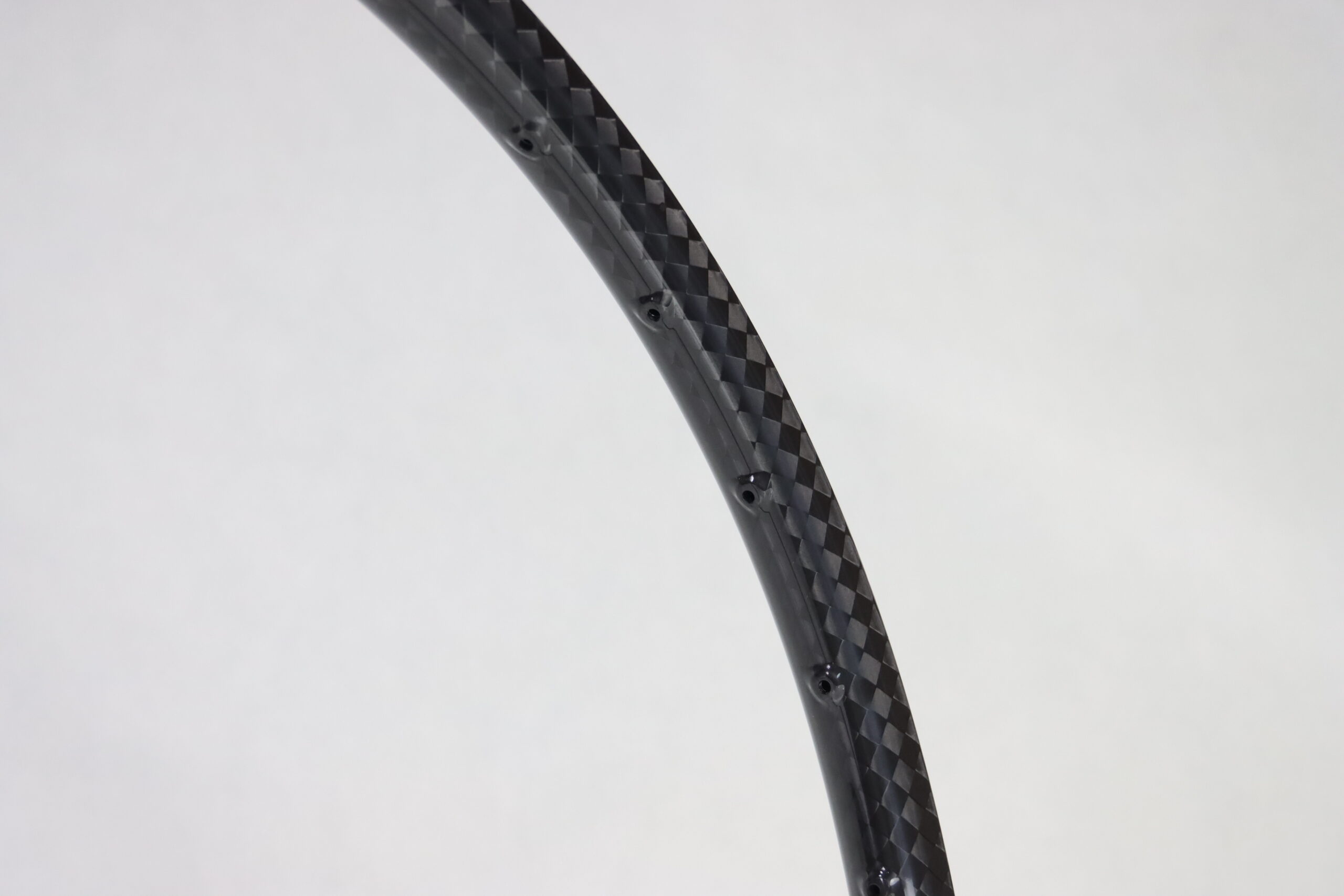 Primer plano del tejido de carbono y los taladros de radio de la llanta ST DH/EBIKE35 para MTB de descenso y e-bike