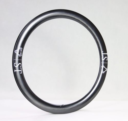 Vista frontal de la llanta de carbono ST52 Disc de 52 mm de perfil aerodinámico para carretera — ST Wheels